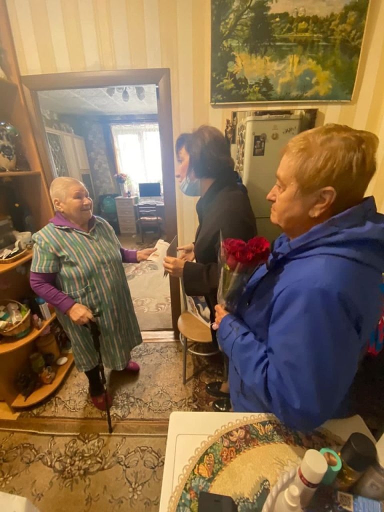 Управа поздравила 90-летнюю жительницу Некрасовки с юбилеем 